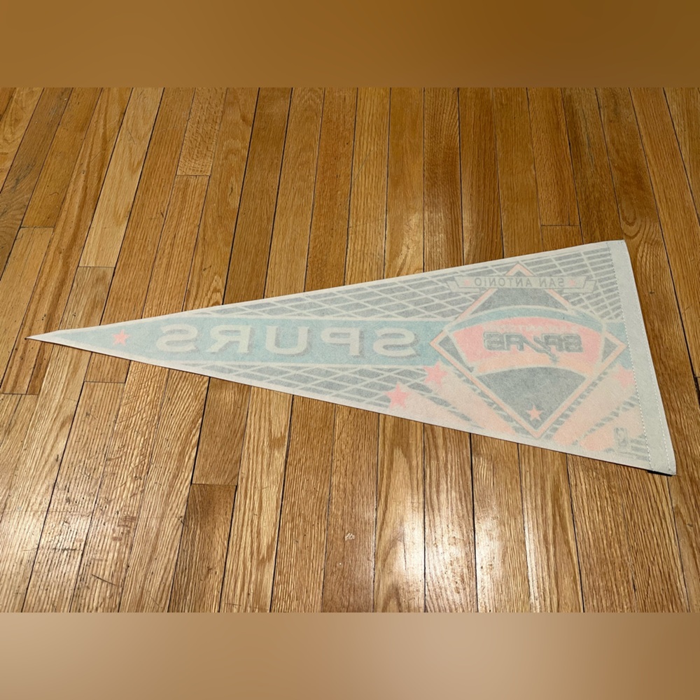 Vintage NBA San Antonio Spurs felt Pennant - Picture 3 of 3